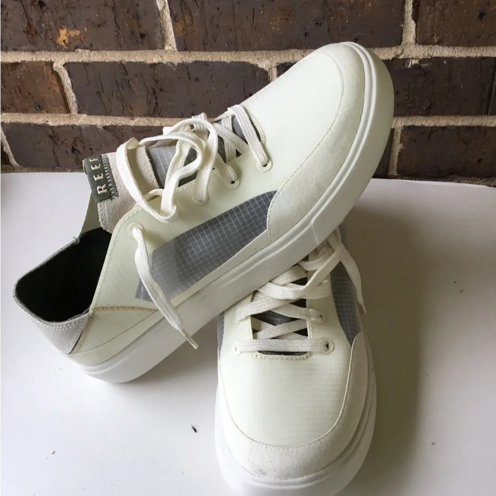 Reef Men's Lace-Up Sneaker in Off-White and Gray